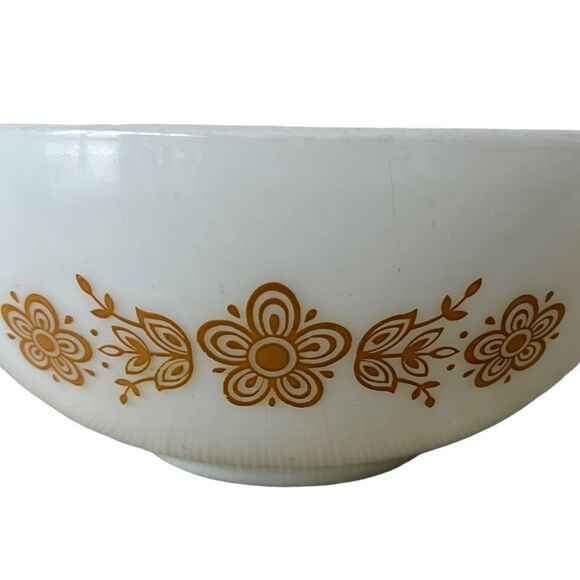 Mid century Pyrex milk glass vintage gold butterfly pattern 2.5 quart bowl - Picture 6 of 10
